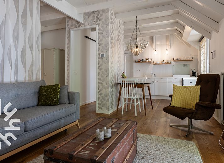 Gezellige woonkamer van OV529 vakantiehuis in Zwolle, Salland, met comfortabele bank.