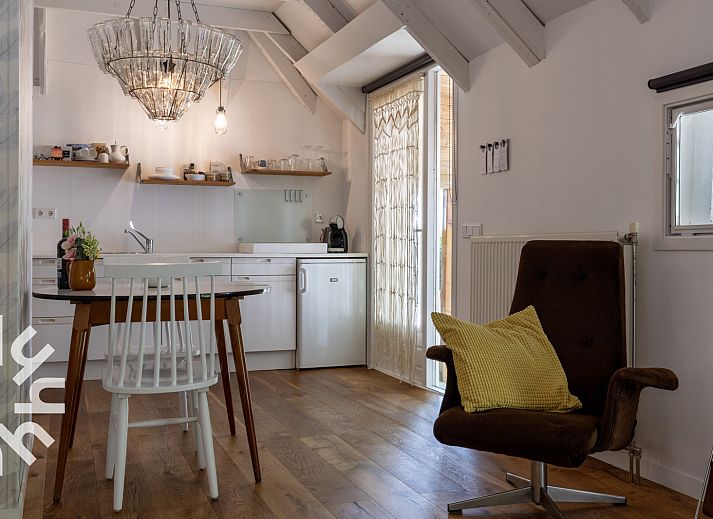 Gezellige woonkamer van OV529 vakantiehuis in Zwolle, Salland, met comfortabele bank.