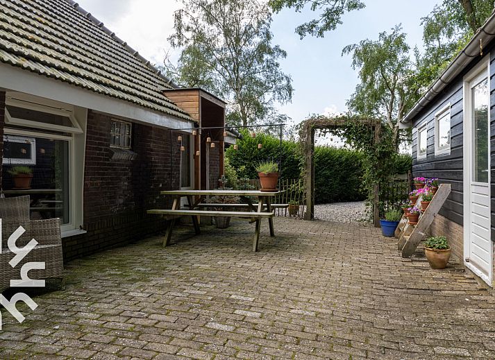 Stijlvolle badkamer van OV529 vakantiehuis in Zwolle, Salland, met moderne wastafel.