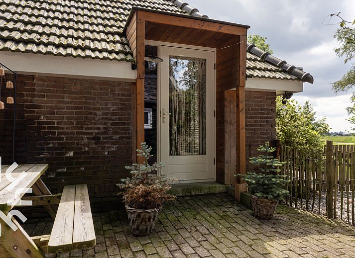 Stijlvolle badkamer van OV529 vakantiehuis in Zwolle, Salland, met moderne wastafel.