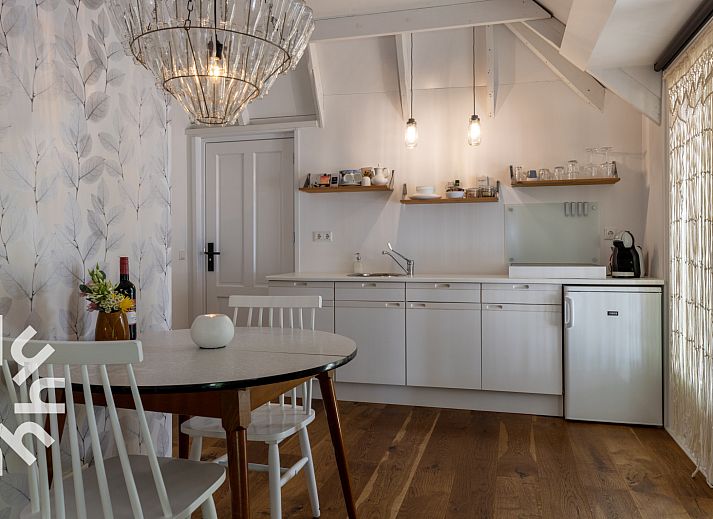 Stijlvolle badkamer van OV529 vakantiehuis in Zwolle, Salland, met moderne wastafel.