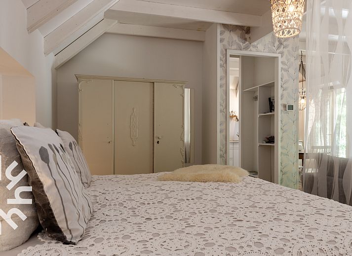 Zonnig terras bij OV529 vakantiehuis in Zwolle, Salland, met houten picknicktafel.