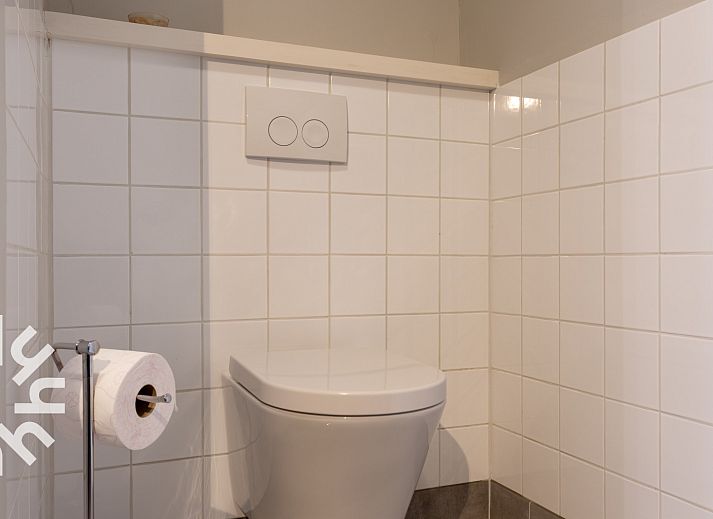 Zonnig terras bij OV529 vakantiehuis in Zwolle, Salland, met houten picknicktafel.