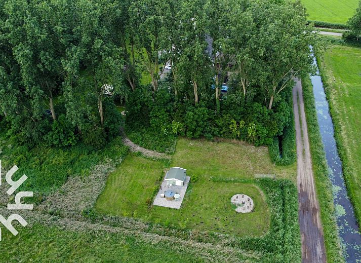 Zonnig terras bij OV529 vakantiehuis in Zwolle, Salland, met houten picknicktafel.