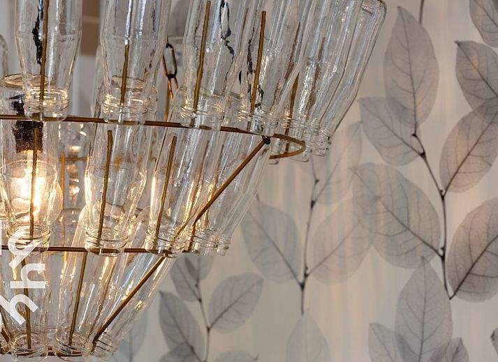 Zonnig terras bij OV529 vakantiehuis in Zwolle, Salland, met houten picknicktafel.