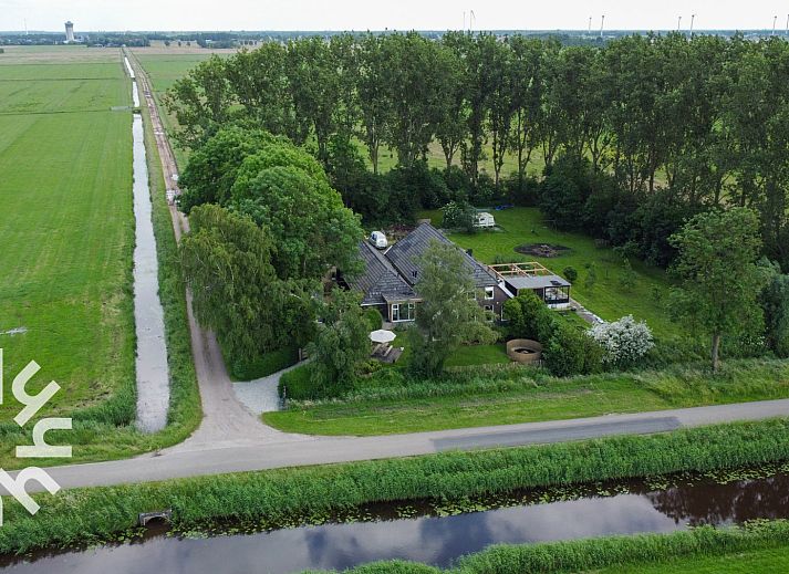 Luchtfoto van OV529 vakantiehuis in Zwolle, Salland, omgeven door uitgestrekte velden.