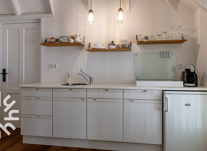 Rustige omgeving van OV529 vakantiehuis in Zwolle, Salland, met kanaal en groen.