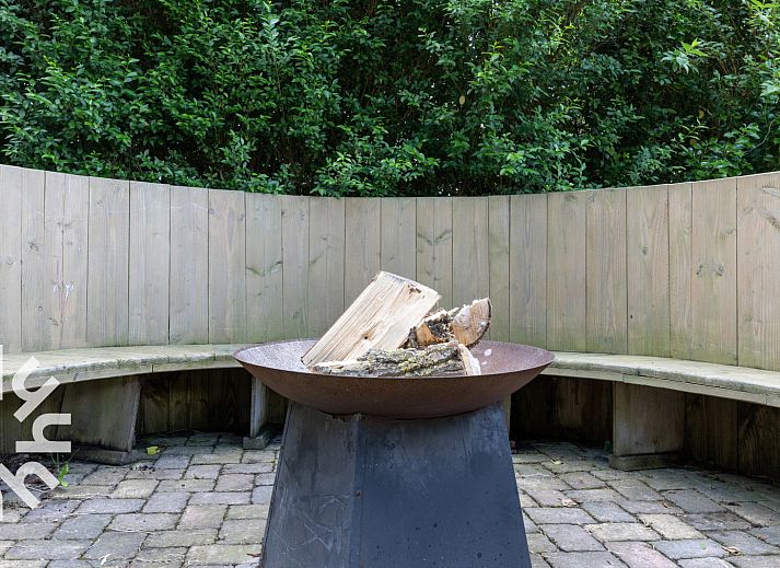 Indoor space of OV530 in Zwolle, Overijssel with wooden floors and modern furnishings.