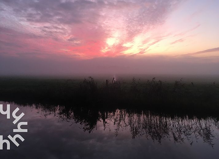 Expansive garden at OV530 vacation home, Zwolle, Overijssel with countryside views.