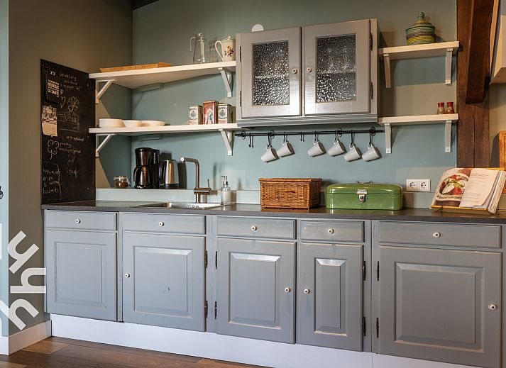 Expansive garden at OV530 vacation home, Zwolle, Overijssel with countryside views.