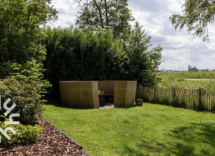 Outdoor seating and hot tub at OV530 vacation home in Zwolle, Overijssel with wide views.
