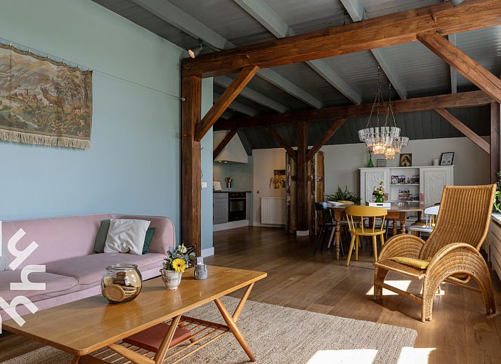 Outdoor seating and hot tub at OV530 vacation home in Zwolle, Overijssel with wide views.