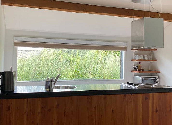 Helles Wohnzimmer im Ferienhaus in Welsum mit Blick auf die Natur von Salland, Overijssel.