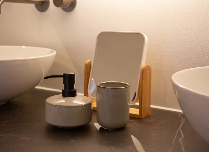 Charmant houten vakantiehuisje in Deventer, Salland, Overijssel, omgeven door groene struiken voor een gezellige sfeer.