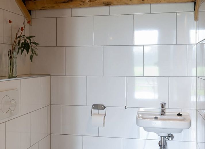 Lichte binnenruimte van Vakantiehuisje in Heeten met uitzicht op de natuur in Overijssel.