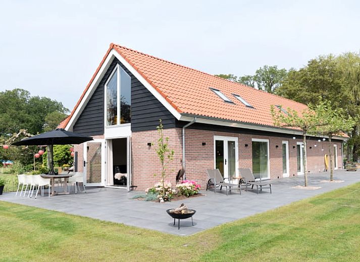 Geniet van de zon op het terras van Huisje in Heeten, een vakantiehuis in Salland, Overijssel.