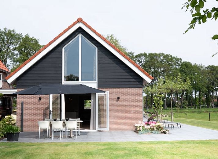 Geniet van de zon op het terras van Huisje in Heeten, een vakantiehuis in Salland, Overijssel.