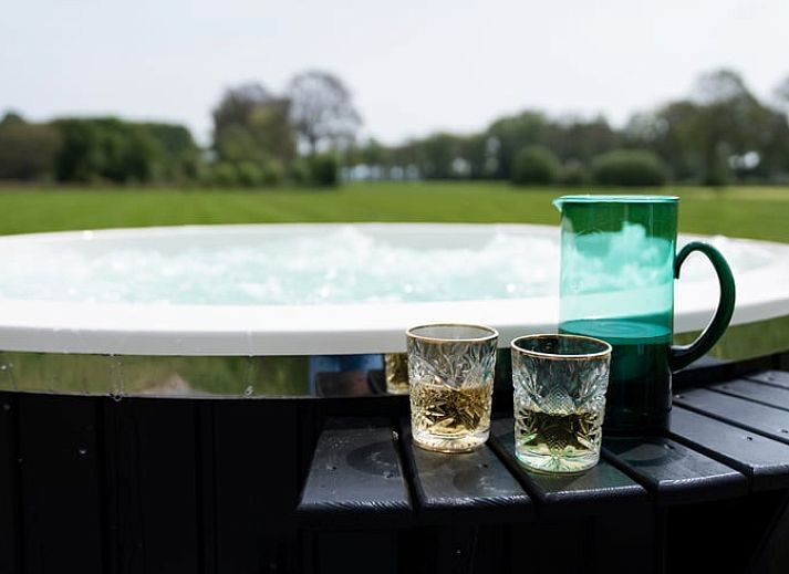 Geniet van de zon op het terras van Huisje in Heeten, een vakantiehuis in Salland, Overijssel.