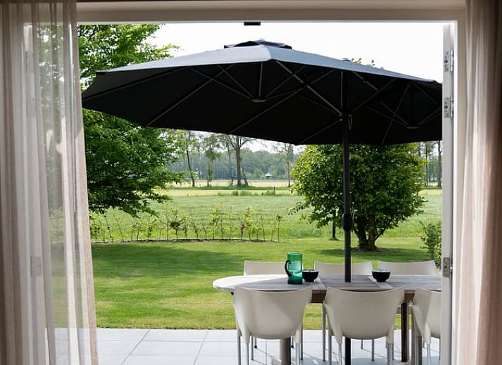 Geniet van de zon op het terras van Huisje in Heeten, een vakantiehuis in Salland, Overijssel.