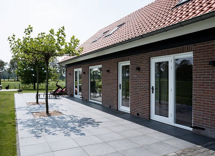 Ruim terras bij Huisje in Heeten, een vakantiewoning in het groene Salland, Overijssel.