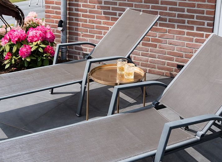 Ruim terras bij Huisje in Heeten, een vakantiewoning in het groene Salland, Overijssel.