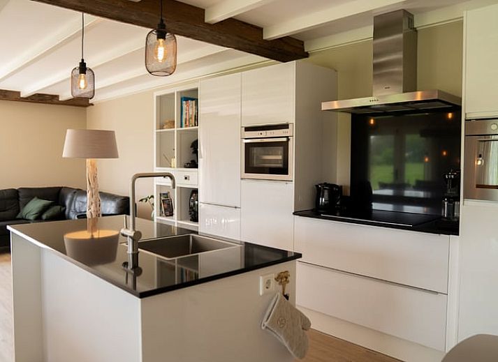 Ruim terras bij Huisje in Heeten, een vakantiewoning in het groene Salland, Overijssel.