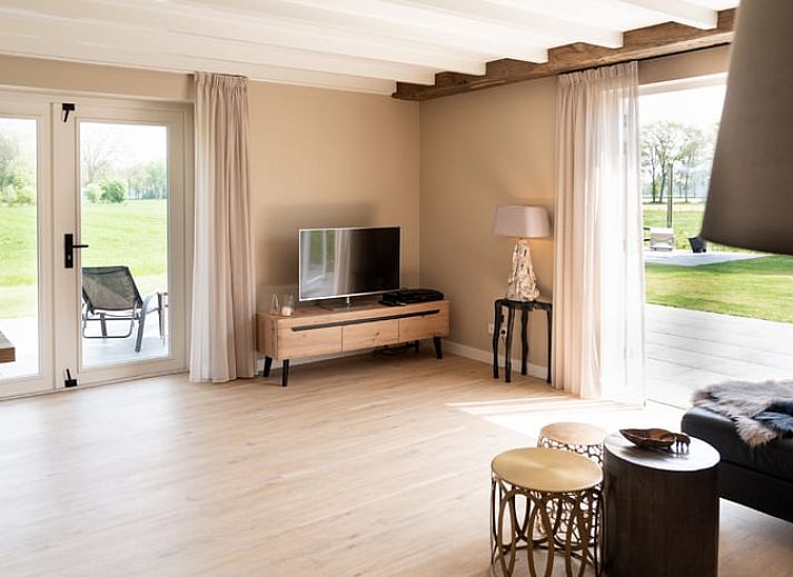 Ruim terras bij Huisje in Heeten, een vakantiewoning in het groene Salland, Overijssel.