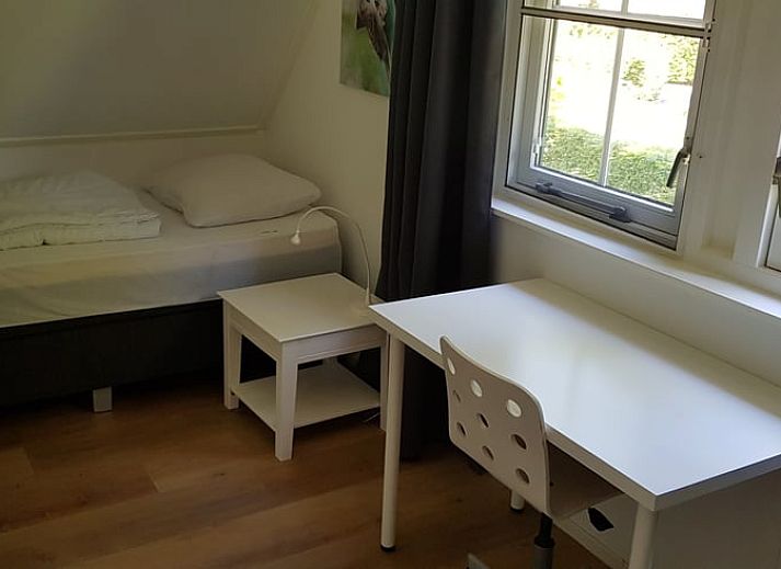 Gemuetliches Wohnzimmer in Cottage in Heeten mit grossem Sofa, gelegen in Salland, Overijssel.