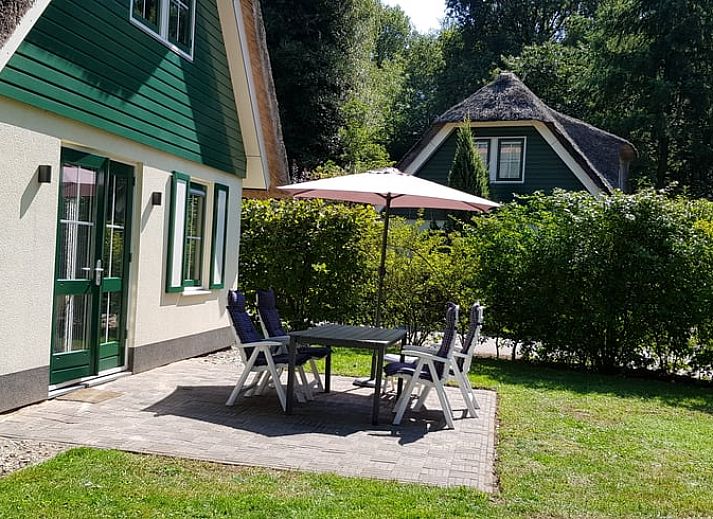 Gemuetliches Wohnzimmer in Cottage in Heeten mit grossem Sofa, gelegen in Salland, Overijssel.