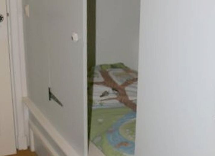 Snowy landscape surrounding cottage in Heeten, Salland, with charming winter atmosphere.