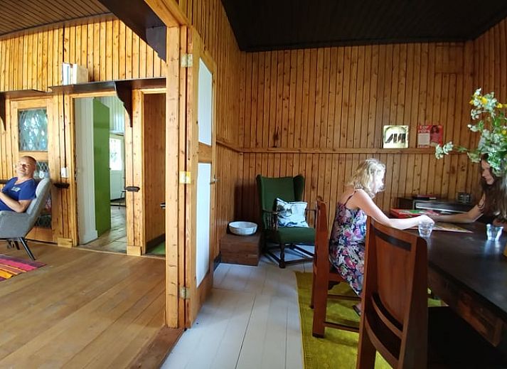 Huisje in Okkenbroek, vakantiehuis omringd door bloeiende natuur in Salland, Overijssel.