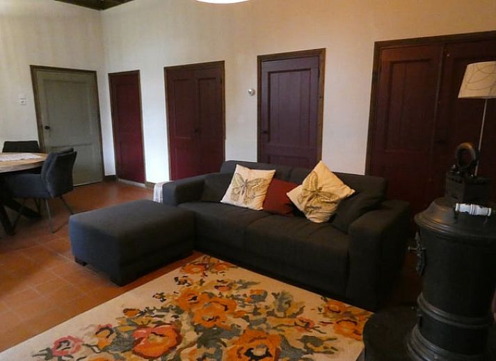 Eingang zum Ferienhaus in Olst, umgeben von gruenen Straeuchern in Salland, Overijssel.