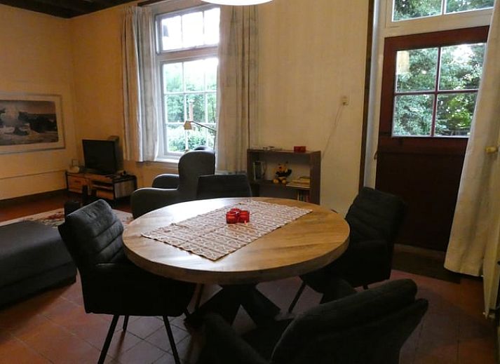 Eingang zum Ferienhaus in Olst, umgeben von gruenen Straeuchern in Salland, Overijssel.