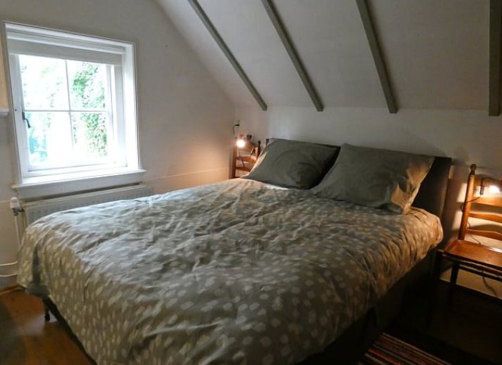 Eingang zum Ferienhaus in Olst, umgeben von gruenen Straeuchern in Salland, Overijssel.