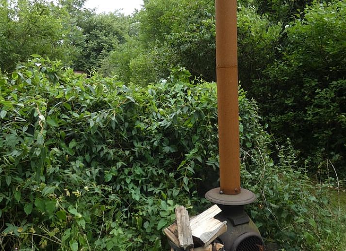 Kueche des Ferienhauses in Olst mit kompletten Geraeten und Gartenblick in Salland, Overijssel.