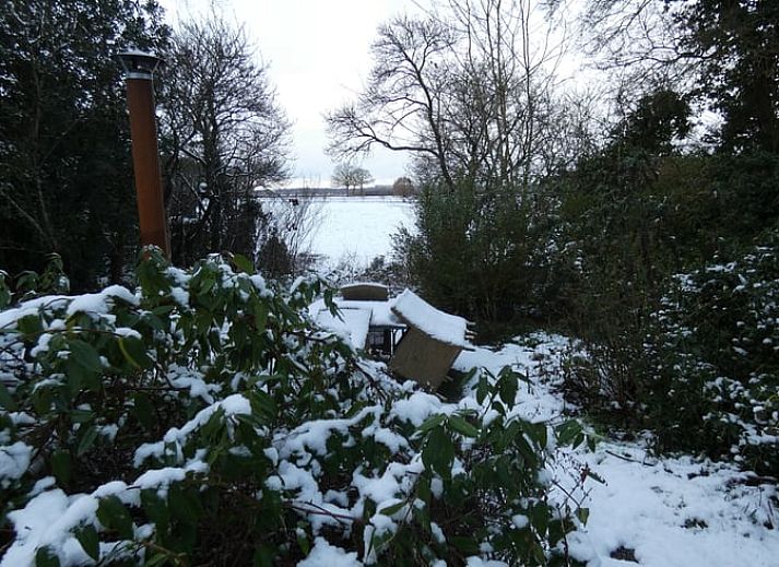 Kueche des Ferienhauses in Olst mit kompletten Geraeten und Gartenblick in Salland, Overijssel.