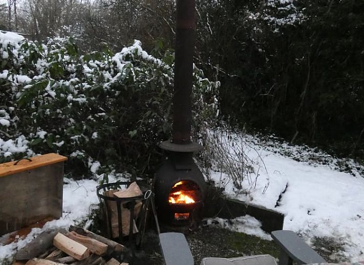 Kueche des Ferienhauses in Olst mit kompletten Geraeten und Gartenblick in Salland, Overijssel.