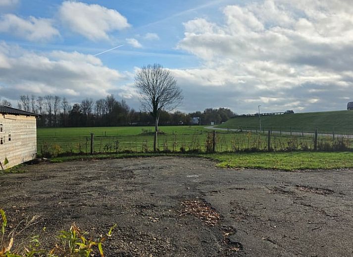 Blick auf gruene Felder und laendliche Umgebung in Huisje in Olst, Ferienhaus in Salland, Overijssel, ideal fuer Ruhesuchende.