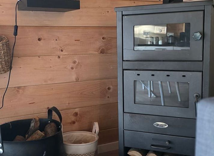 Blick auf gruene Felder und laendliche Umgebung in Huisje in Olst, Ferienhaus in Salland, Overijssel, ideal fuer Ruhesuchende.