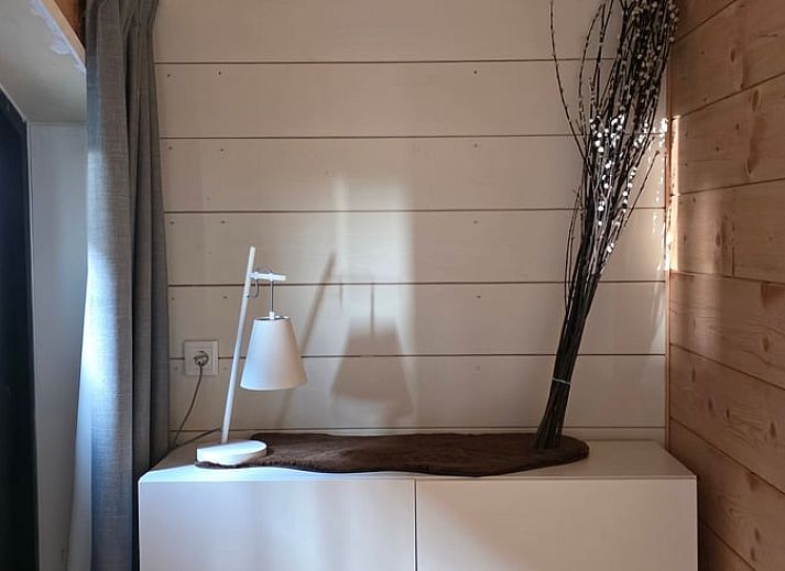 Gemuetliches Schlafzimmer im Huisje in Olst, einem Ferienhaus in Olst, Salland, Overijssel, mit Holzwaenden und einem bequemen Bett.