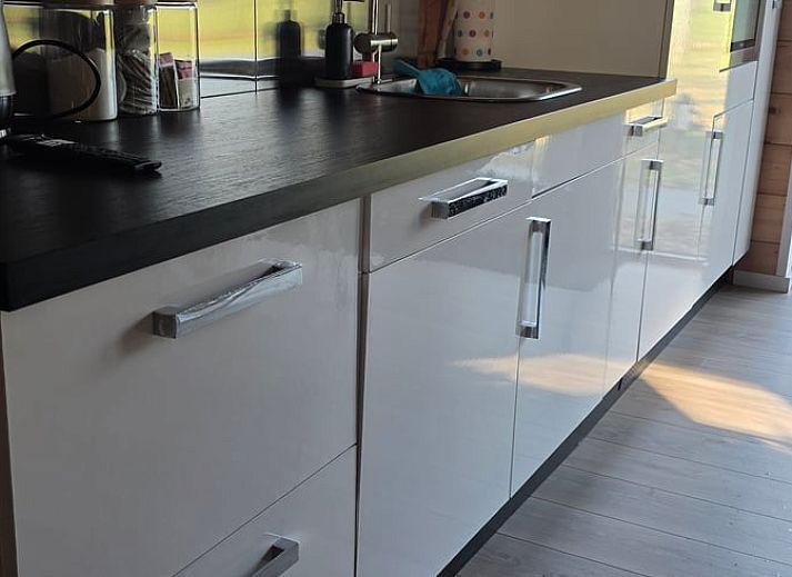 Gemuetliches Schlafzimmer im Huisje in Olst, einem Ferienhaus in Olst, Salland, Overijssel, mit Holzwaenden und einem bequemen Bett.