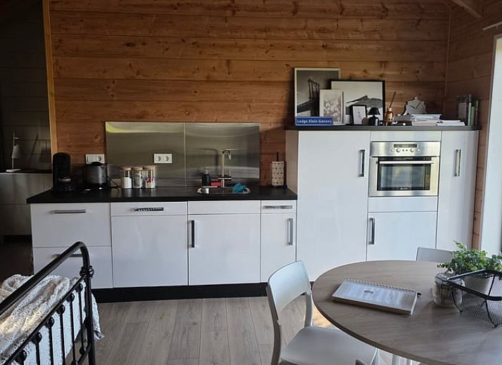 Gemuetlicher Innenraum im Ferienhaus in Olst, Salland, Overijssel mit Holzofen fuer eine warme Atmosphaere in diesem Ferienhaus.