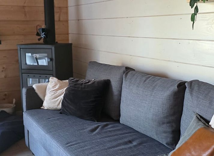 Gemuetlicher Innenraum im Ferienhaus in Olst, Salland, Overijssel mit Holzofen fuer eine warme Atmosphaere in diesem Ferienhaus.