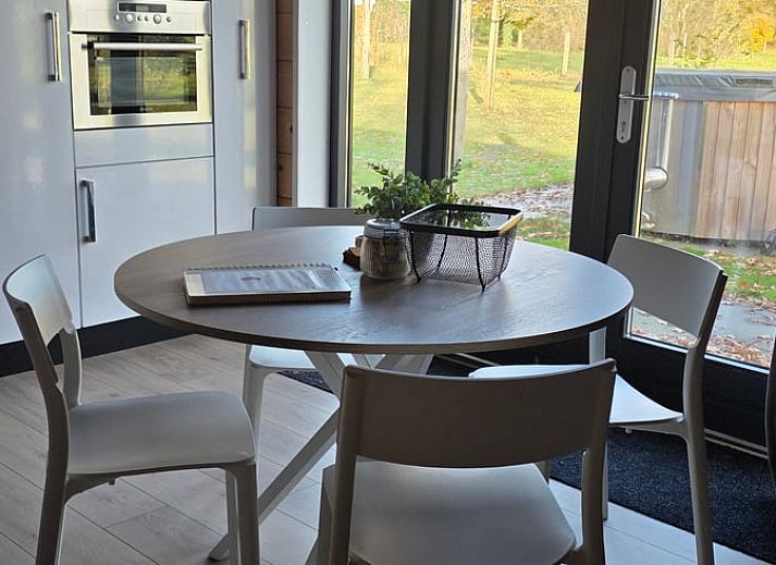 Gemuetlicher Innenbereich des Huisje in Olst, Ferienhaus in Salland, Overijssel, mit Holzakzenten und moderner Einrichtung.