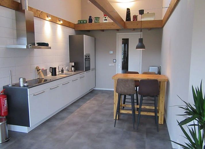 Ferienhaus in Olst mit Blick auf einen Teich und die Natur, gelegen in Salland, Overijssel.