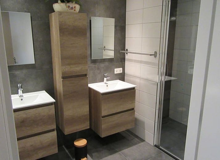 Ferienhaus in Olst mit Blick auf einen Teich und die Natur, gelegen in Salland, Overijssel.