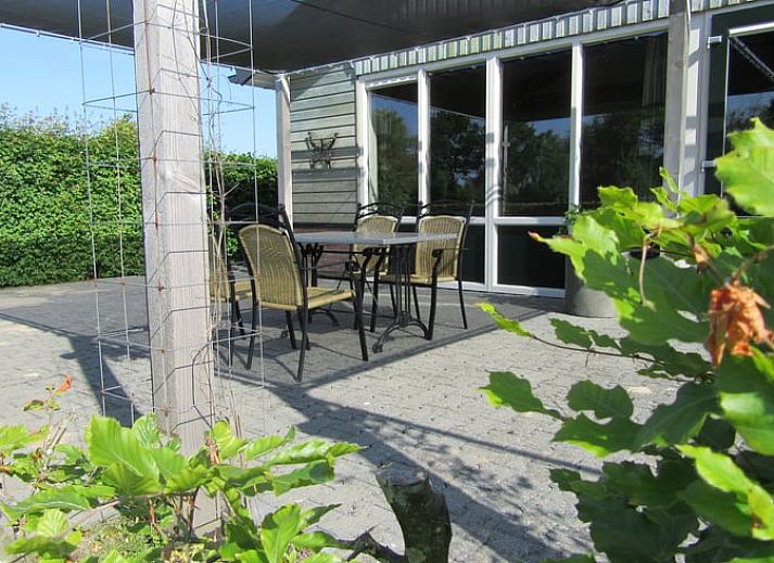 Sonnige Terrasse im Ferienhaus in Olst, ideal fuer Entspannung in Salland, Overijssel.
