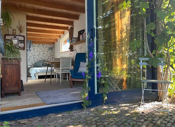 Gemuetlicher Innenbereich des Ferienhauses in Olst, Salland mit Holzdecke und bequemer Sitzecke.