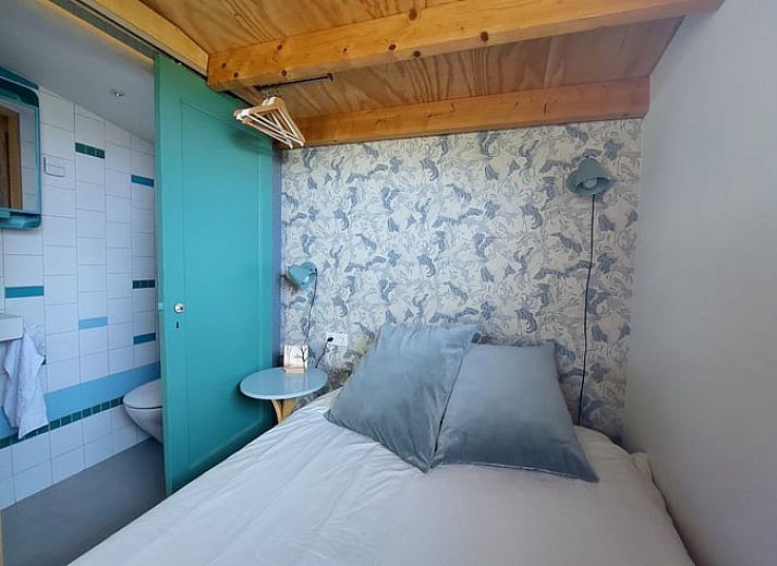 Gemuetlicher Innenbereich des Ferienhauses in Olst, Salland mit Holzdecke und bequemer Sitzecke.