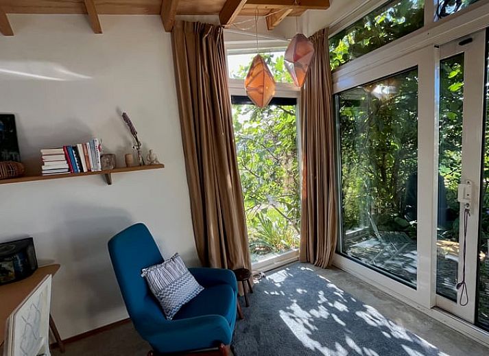 Offener Durchgang zum Schlafzimmer im Ferienhaus in Olst, mit Blick auf einen gruenen Garten.